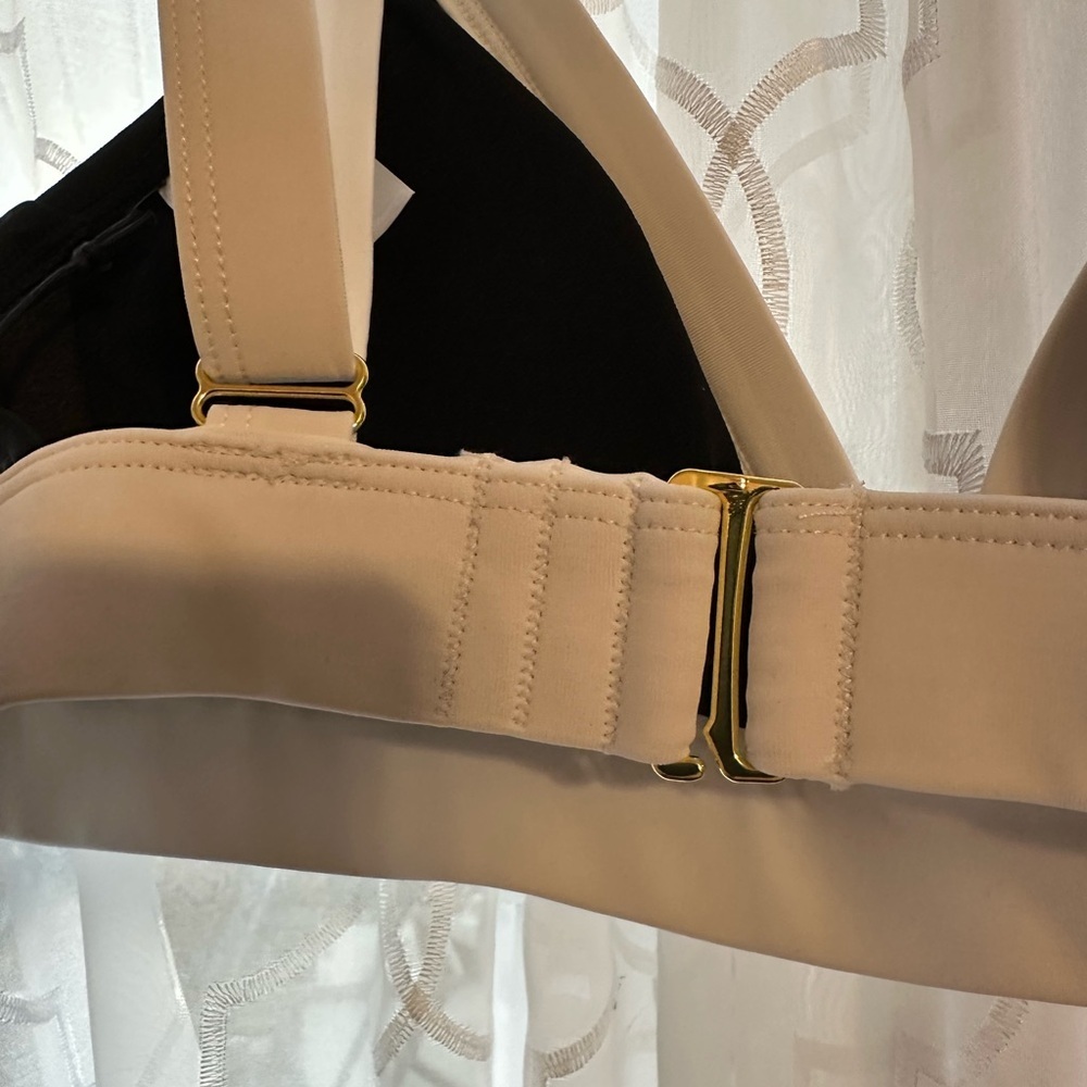 Shade & Shore Black and White Bikini  Top with adjustable Straps and Back. - Picture 5 of 6